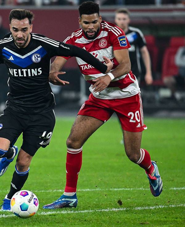 Schalkes Kenan Karaman und Fortuna Düsseldorfs Jamil Siebert kämpfen um den Ball.