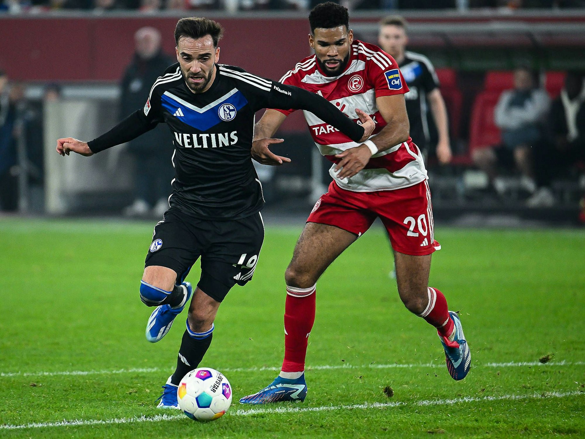 Schalkes Kenan Karaman und Fortuna Düsseldorfs Jamil Siebert kämpfen um den Ball.