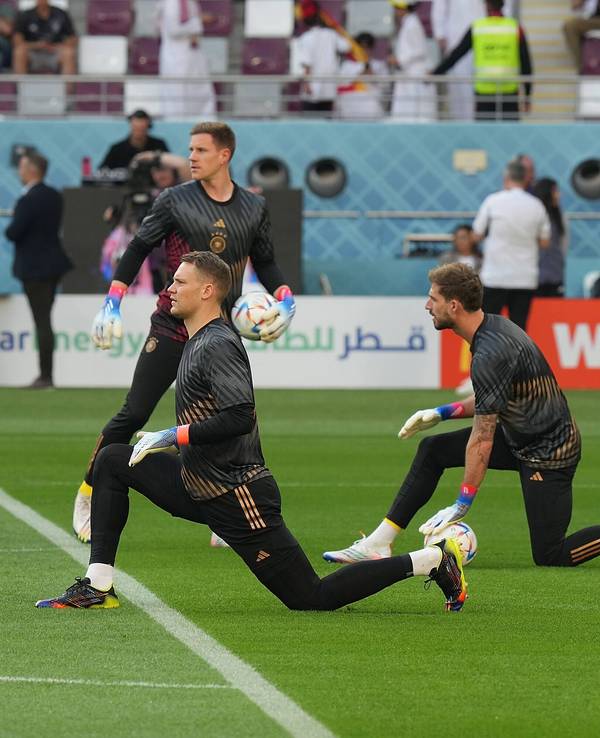 Manuel Neuer, Marc-André ter Stegen und Kevin Trapp beim Aufwärmprogramm vor einem Deutschland-Spiel bei der WM 2022.