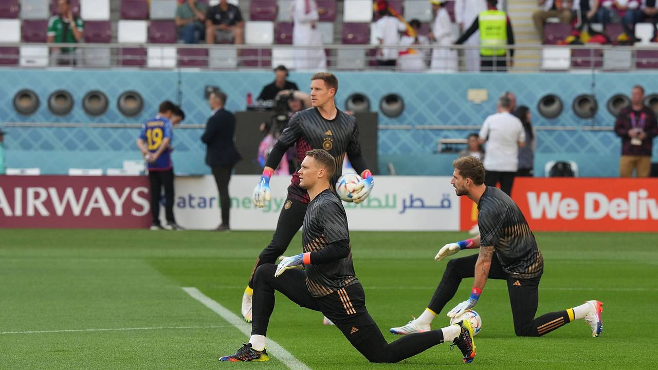 Manuel Neuer, Marc-André ter Stegen und Kevin Trapp beim Aufwärmprogramm vor einem Deutschland-Spiel bei der WM 2022.