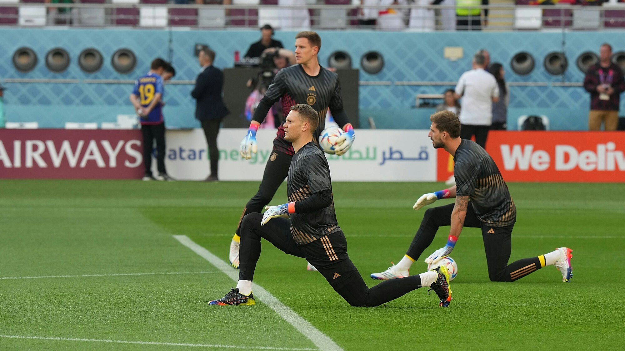 Manuel Neuer, Marc-André ter Stegen und Kevin Trapp beim Aufwärmprogramm vor einem Deutschland-Spiel bei der WM 2022.