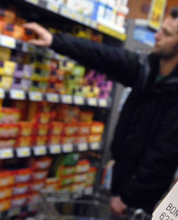 Hinter einem Kassenbon (Archivbild 2007) greift in einem Supermarkt in Berlin ein Kunde ins Regal. Ein Mann hat einen alten Kassenbon aus dem Jahr 2002 entdeckt und war entsetzt.