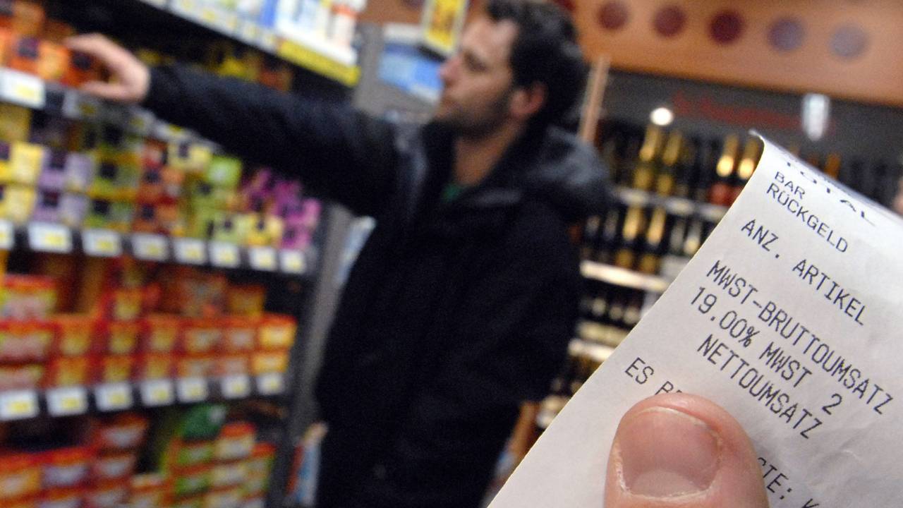 Hinter einem Kassenbon (Archivbild 2007) greift in einem Supermarkt in Berlin ein Kunde ins Regal. Ein Mann hat einen alten Kassenbon aus dem Jahr 2002 entdeckt und war entsetzt.