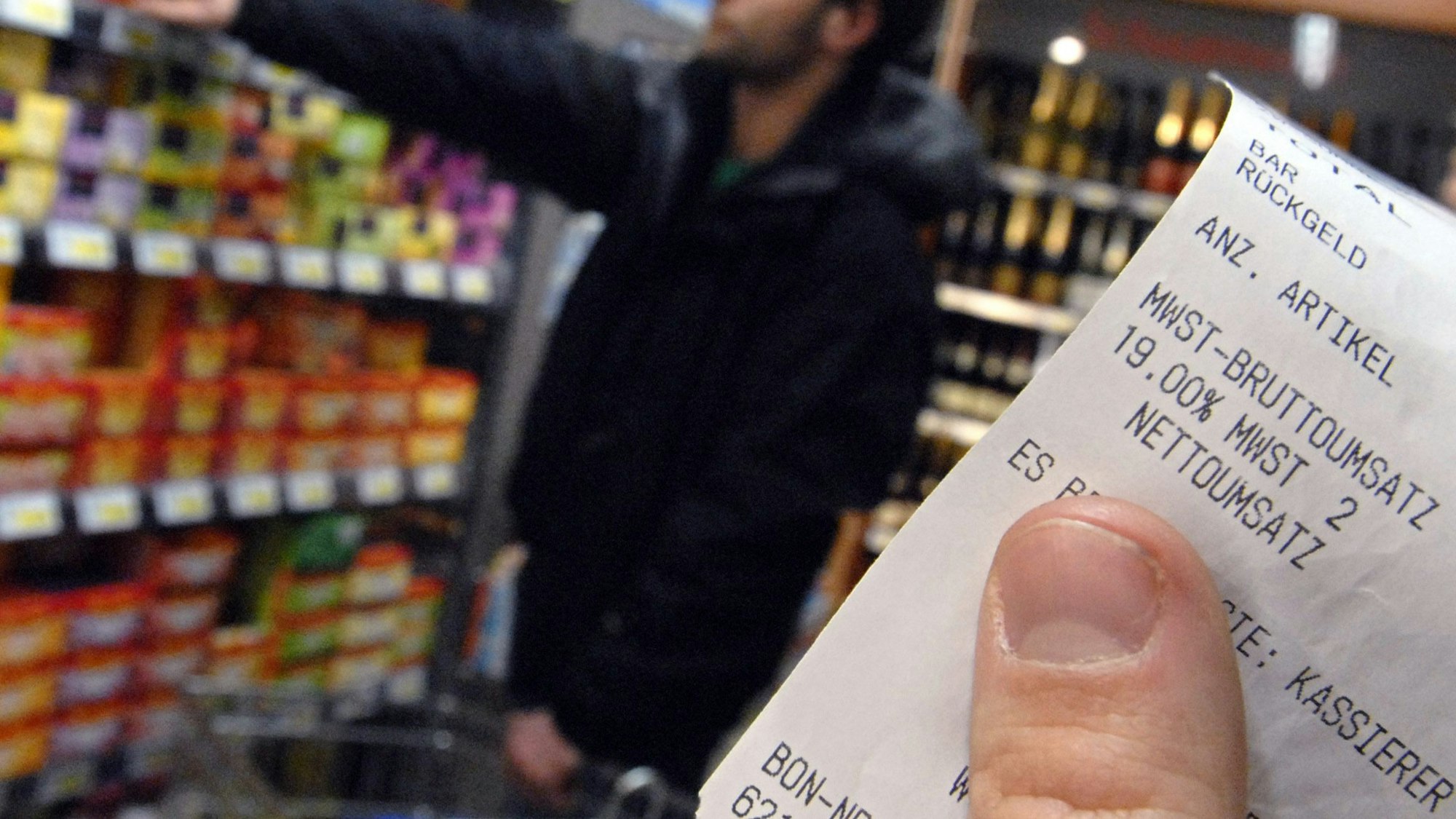 Hinter einem Kassenbon (Archivbild 2007) greift in einem Supermarkt in Berlin ein Kunde ins Regal. Ein Mann hat einen alten Kassenbon aus dem Jahr 2002 entdeckt und war entsetzt.