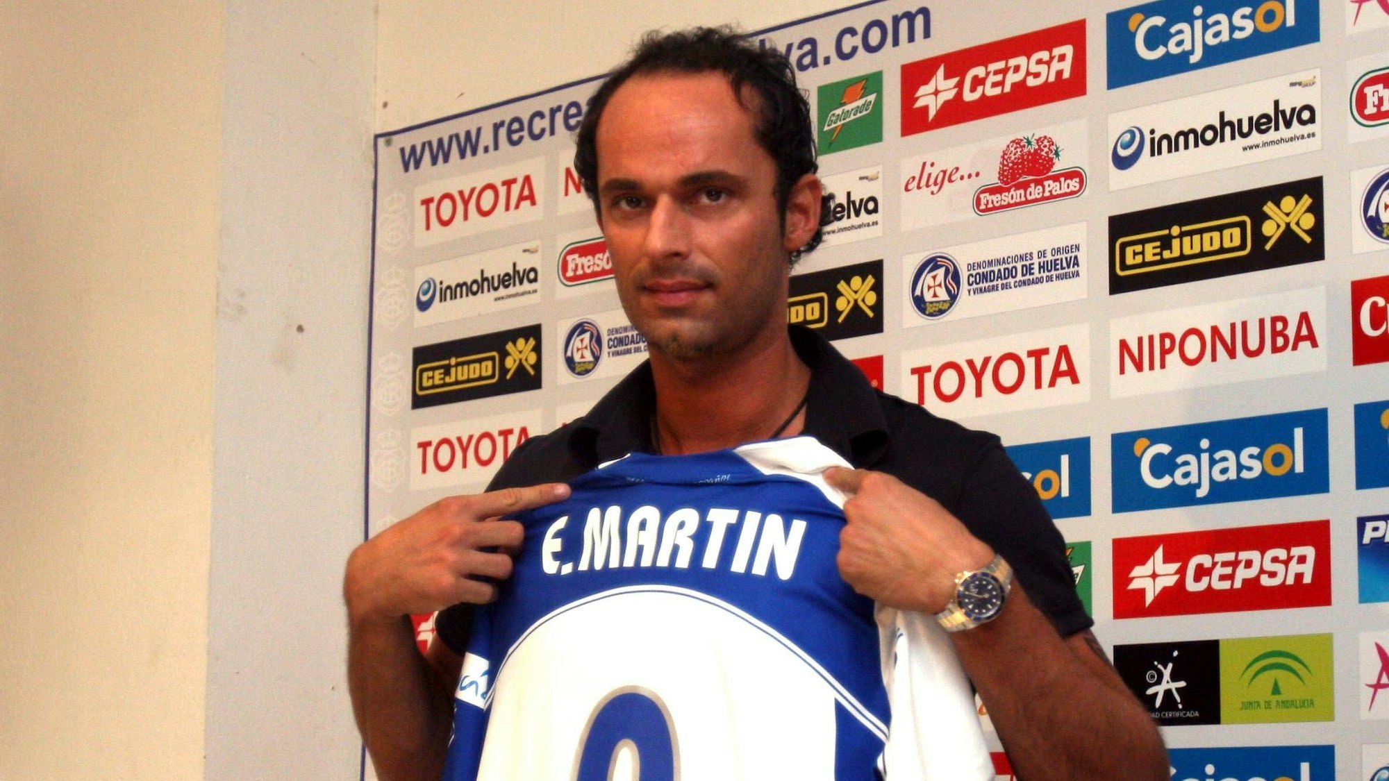 Der frühere Bundesliga-Profi Ersen Martin am 19. Oktober 2007 bei seiner Vorstellung in Spanien bei Recreativo Huelva.