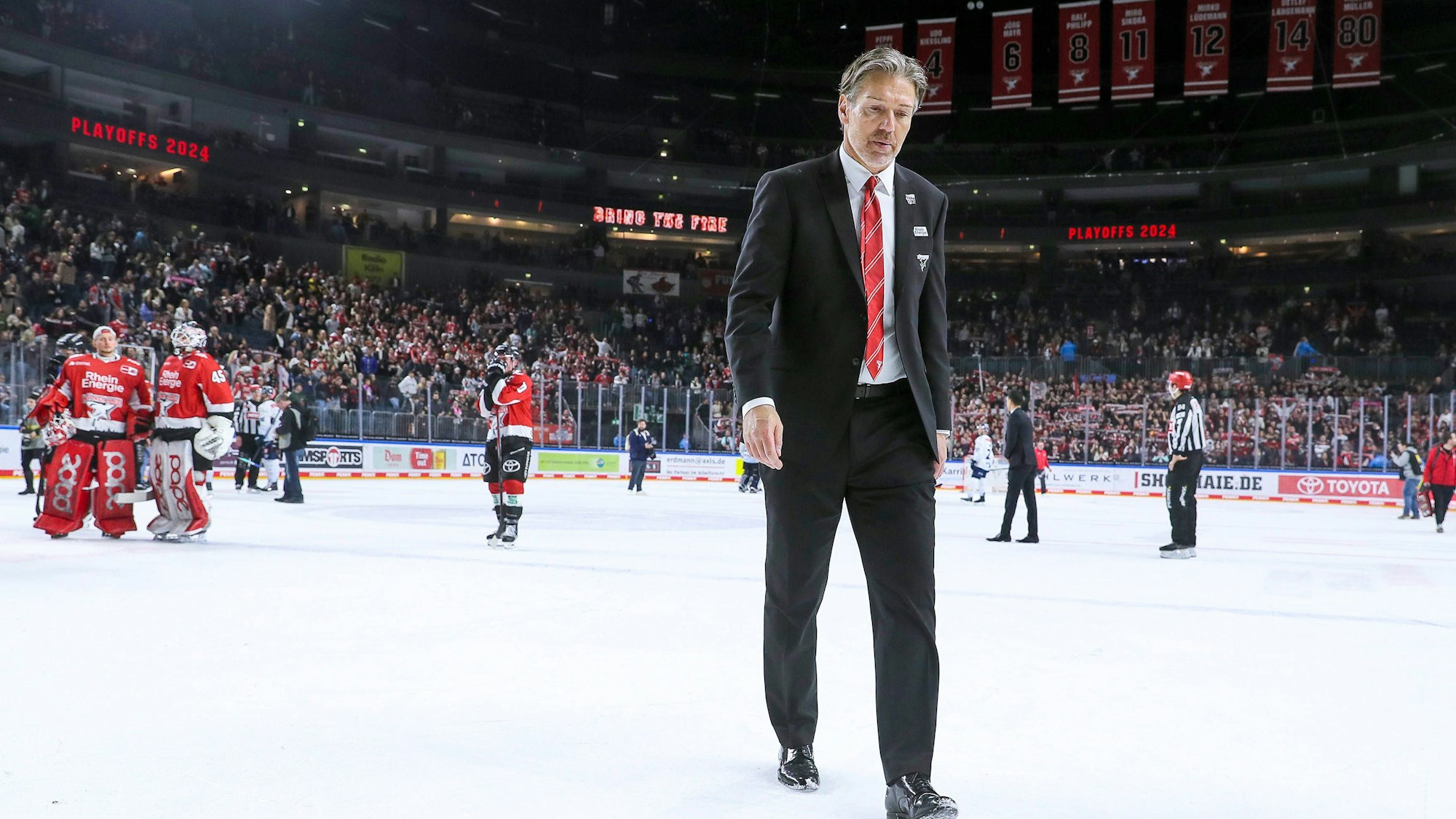Uwe Krupp geht im Anzug vom Eis.