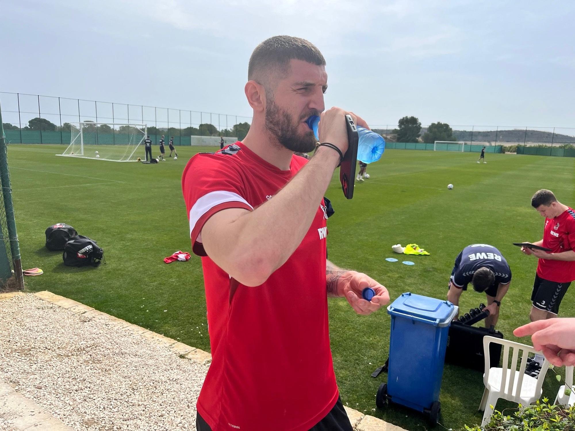 Jeff Chabot (1. FC Köln) trinkt nach dem Training aus der Wasserflasche.