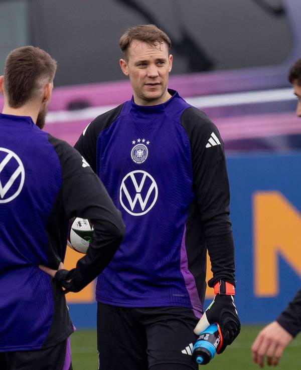 Manuel Neuer (Mitte) beim Training der deutschen Nationalmannschaft.