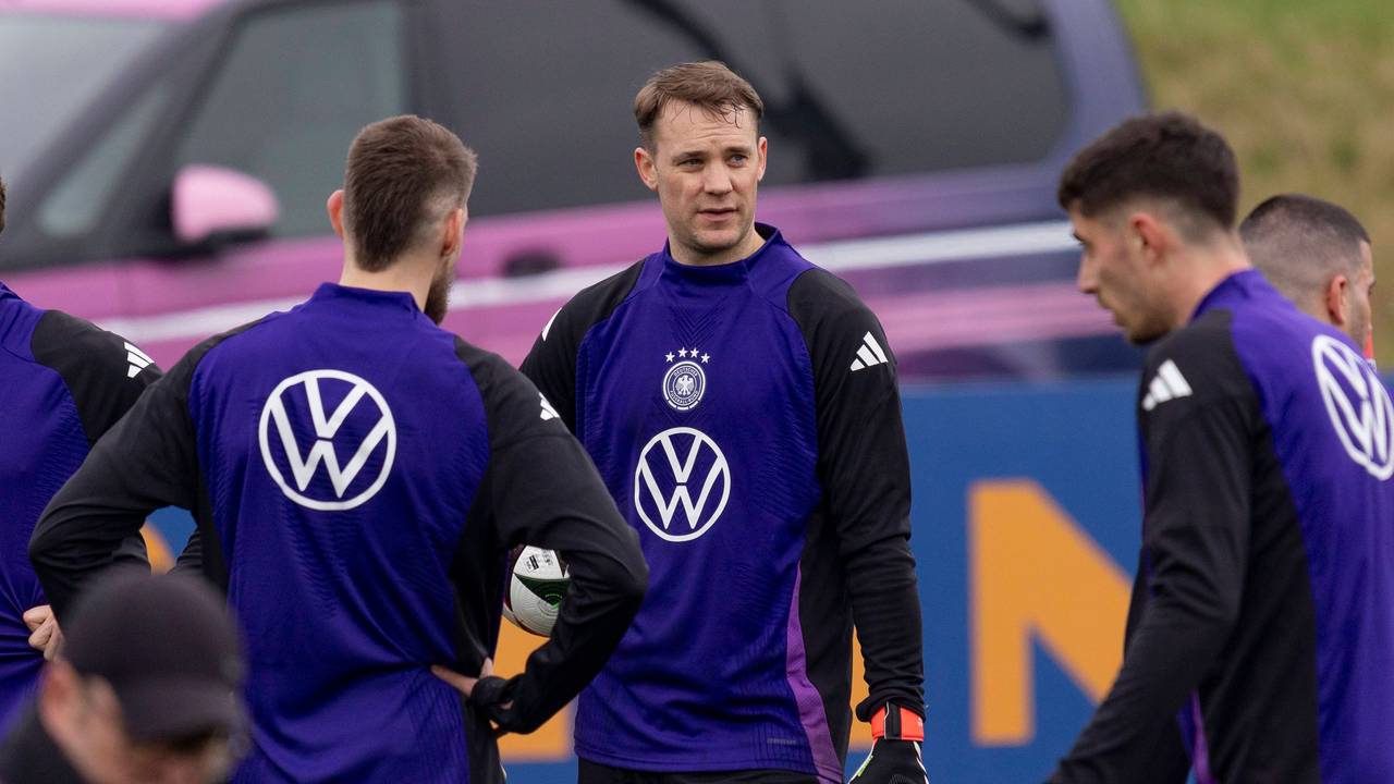 Manuel Neuer (Mitte) beim Training der deutschen Nationalmannschaft.