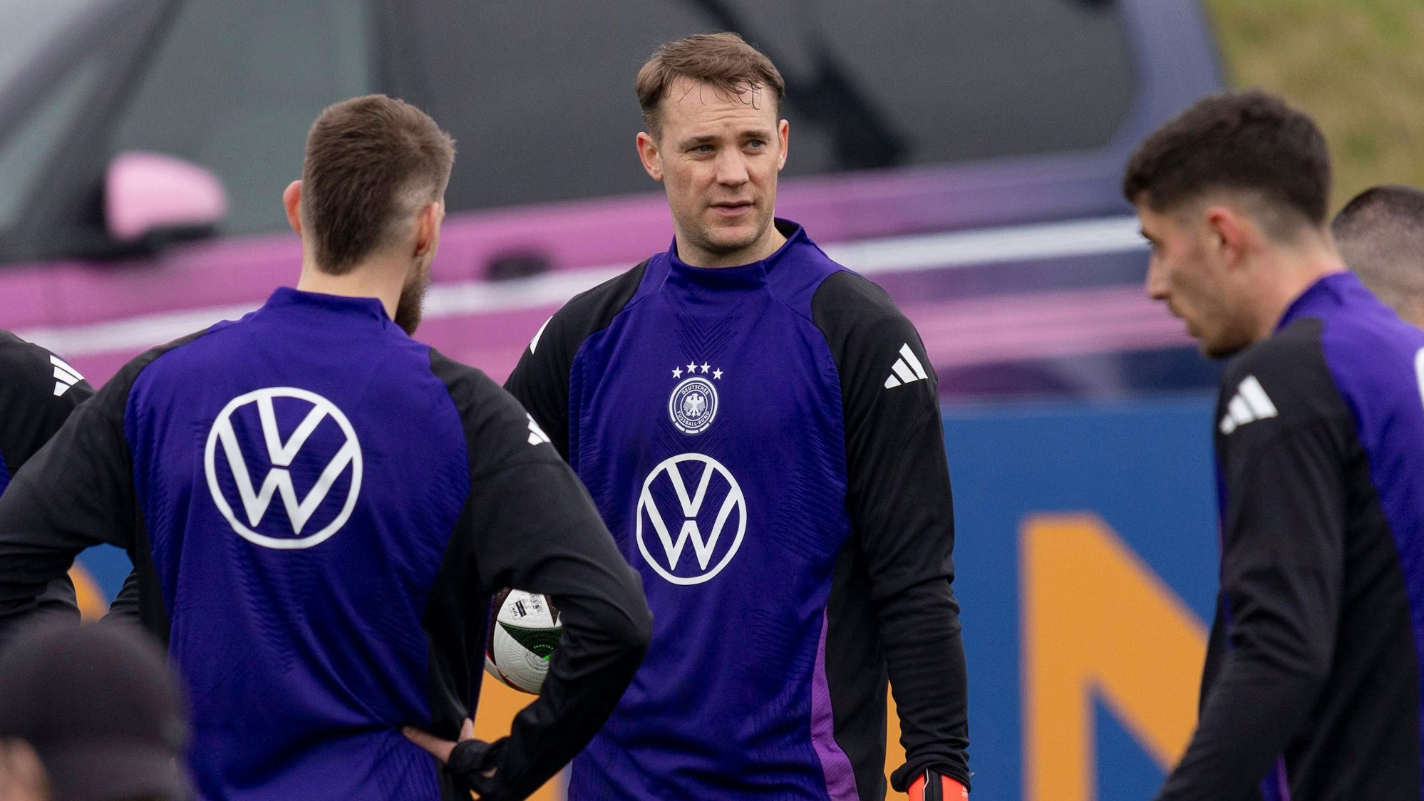 Manuel Neuer (Mitte) beim Training der deutschen Nationalmannschaft.