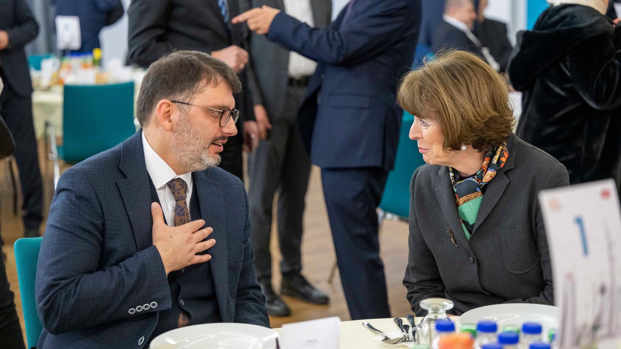 Oberbürgermeisterin Henriette Reker beim Ditib Ramadan-Empfang in der Kölner Moschee. Hier im Gespräch mit Dr. Muharrem Kuzey, Vorstandsvorsitzender im DITIB-Bundesverband.