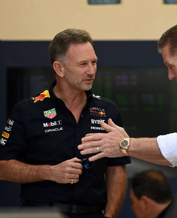 Red-Bull-Teamchef Christian Horner (l.) und Jos Verstappen unterhalten sich.