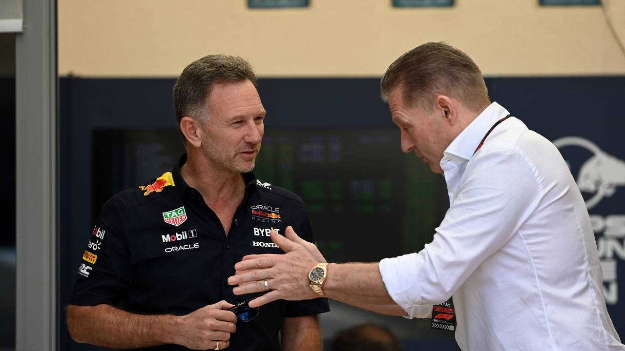 Red-Bull-Teamchef Christian Horner (l.) und Jos Verstappen unterhalten sich.