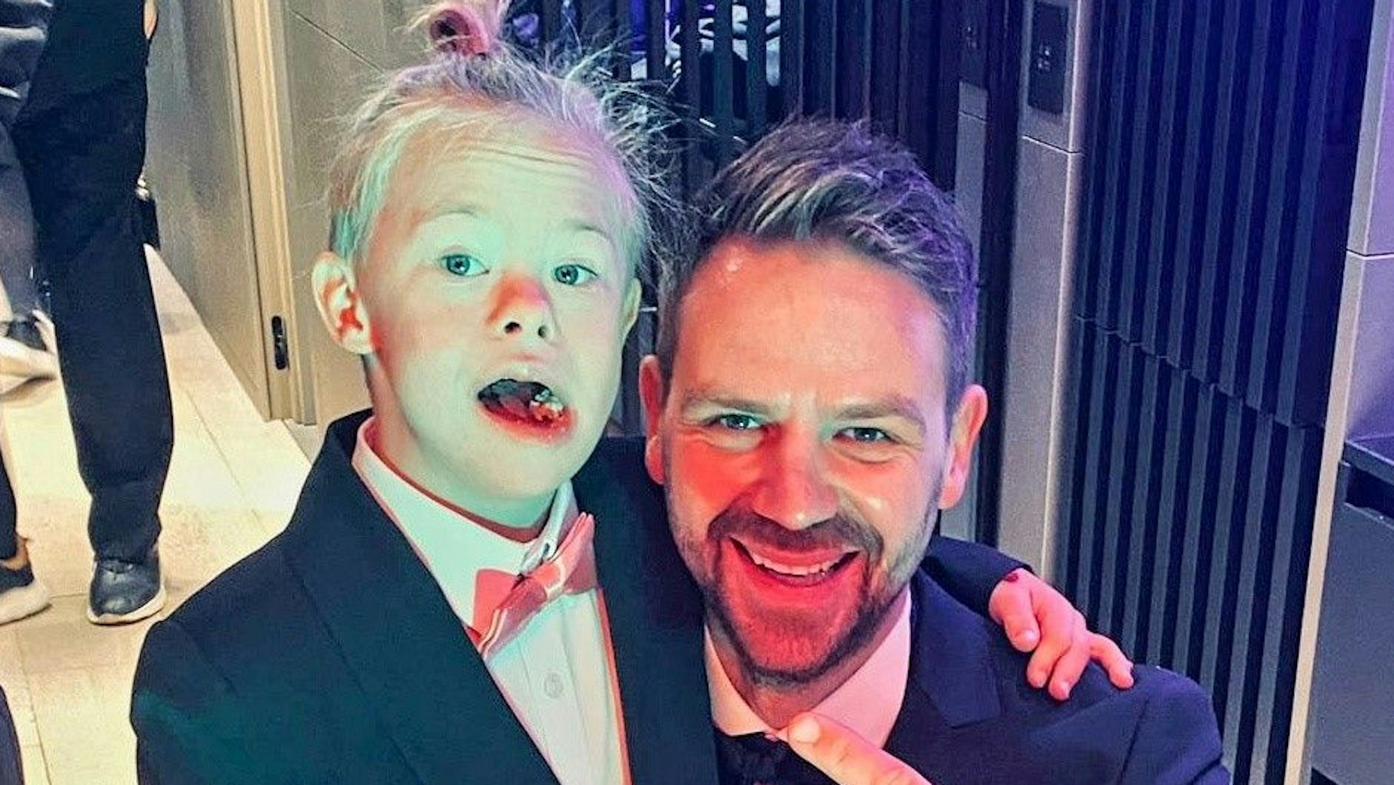 Fil und Auerbach-Frontmann Christian Vorholt posieren für ein Erinnerungsfoto.