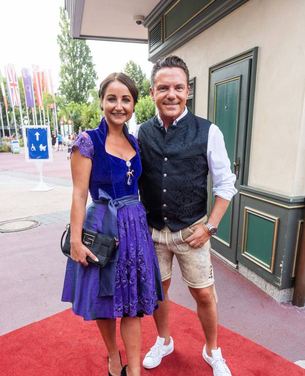 Stefan Mross und seine Freundin Eva Luginger, hier beim Geburtstag von Fernsehproduzent Werner Kimmig, der 2023 mit vielen prominenten Gästen im Europa-Park in Rust feierte.