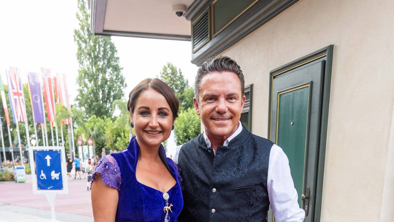 Stefan Mross und seine Freundin Eva Luginger, hier beim Geburtstag von Fernsehproduzent Werner Kimmig, der 2023 mit vielen prominenten Gästen im Europa-Park in Rust feierte.