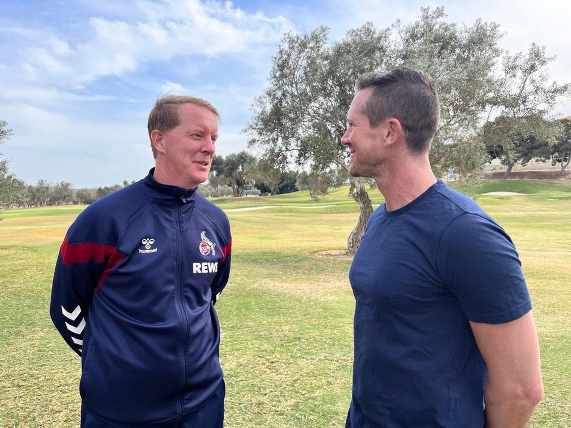 EXPRESS-Redakteur Uwe Bödeker am Donnerstag (21. März 2024) im Interview mit FC-Trainer Timo Schultz.