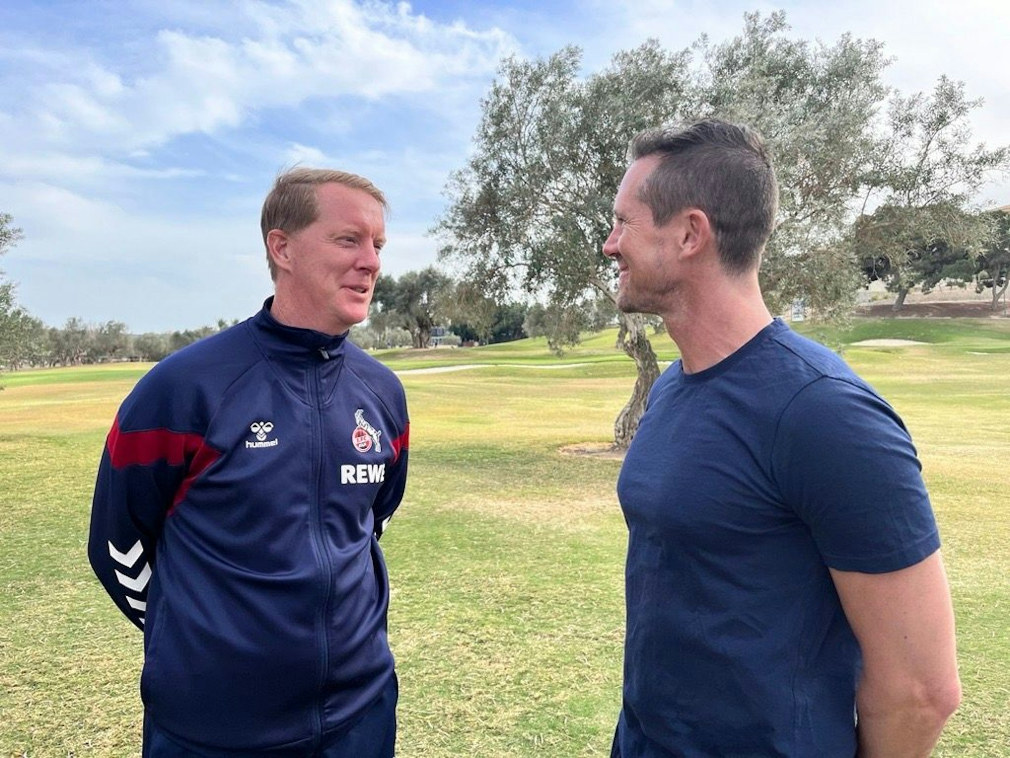 EXPRESS-Redakteur Uwe Bödeker am Donnerstag (21. März 2024) im Interview mit FC-Trainer Timo Schultz.