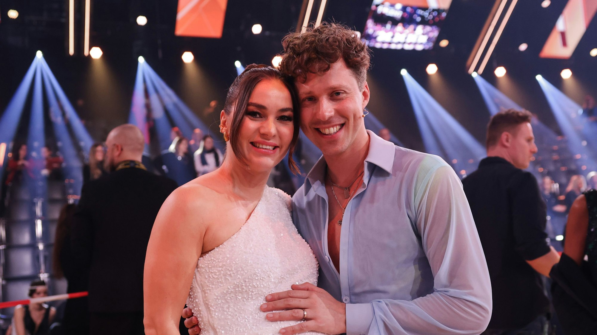 Die schwangere Profitänzerin Renata Lusin, hier gemeinsam mit ihrem Ehemann Valentin im Februar 2024 bei „Let’s Dance“.