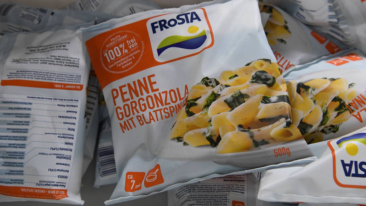 Das Fertigmenü „Penne Gorgonzola mit Blattspinat“ von Frosta liegt in der Tiefkühltruhe.