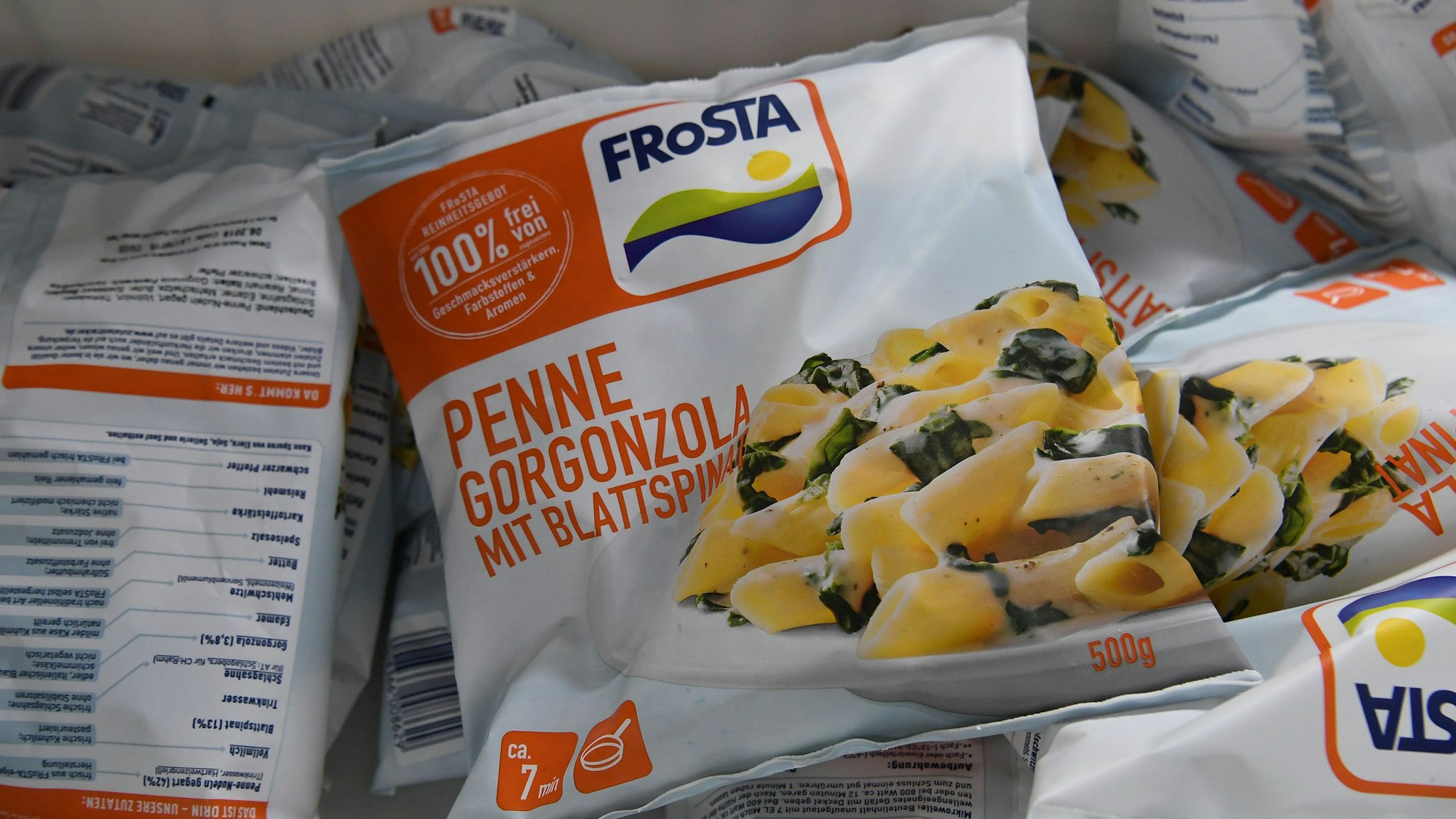 Das Fertigmenü „Penne Gorgonzola mit Blattspinat“ von Frosta liegt in der Tiefkühltruhe.