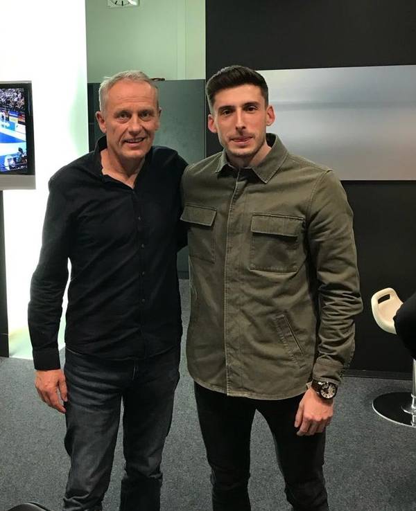 Christian Streich und Gjorgji Antoski in einem Aufenthaltsraum, sie halten sich im Arm.