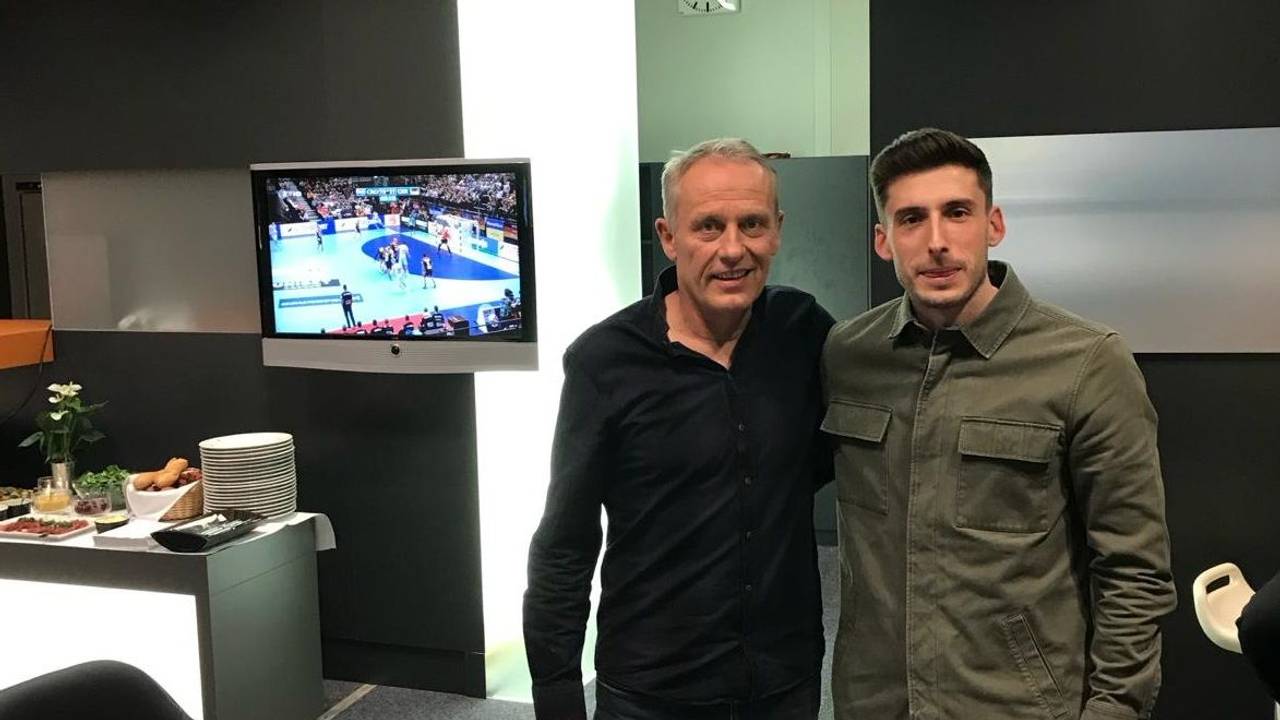 Christian Streich und Gjorgji Antoski in einem Aufenthaltsraum, sie halten sich im Arm.