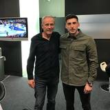 Christian Streich und Gjorgji Antoski in einem Aufenthaltsraum, sie halten sich im Arm.