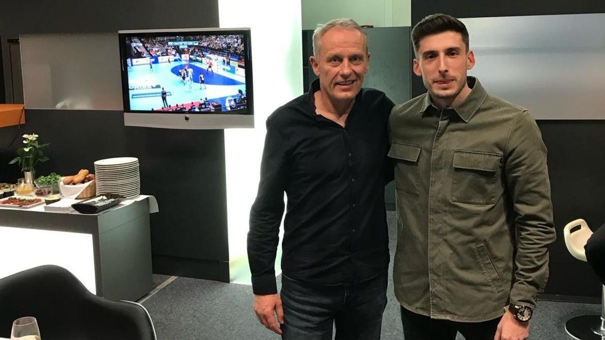 Christian Streich und Gjorgji Antoski in einem Aufenthaltsraum, sie halten sich im Arm.