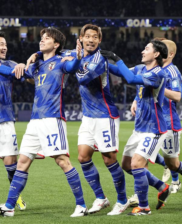 Ao Tanaka und seine Kollegen aus der japanischen Nationalelf jubeln über den Sige.