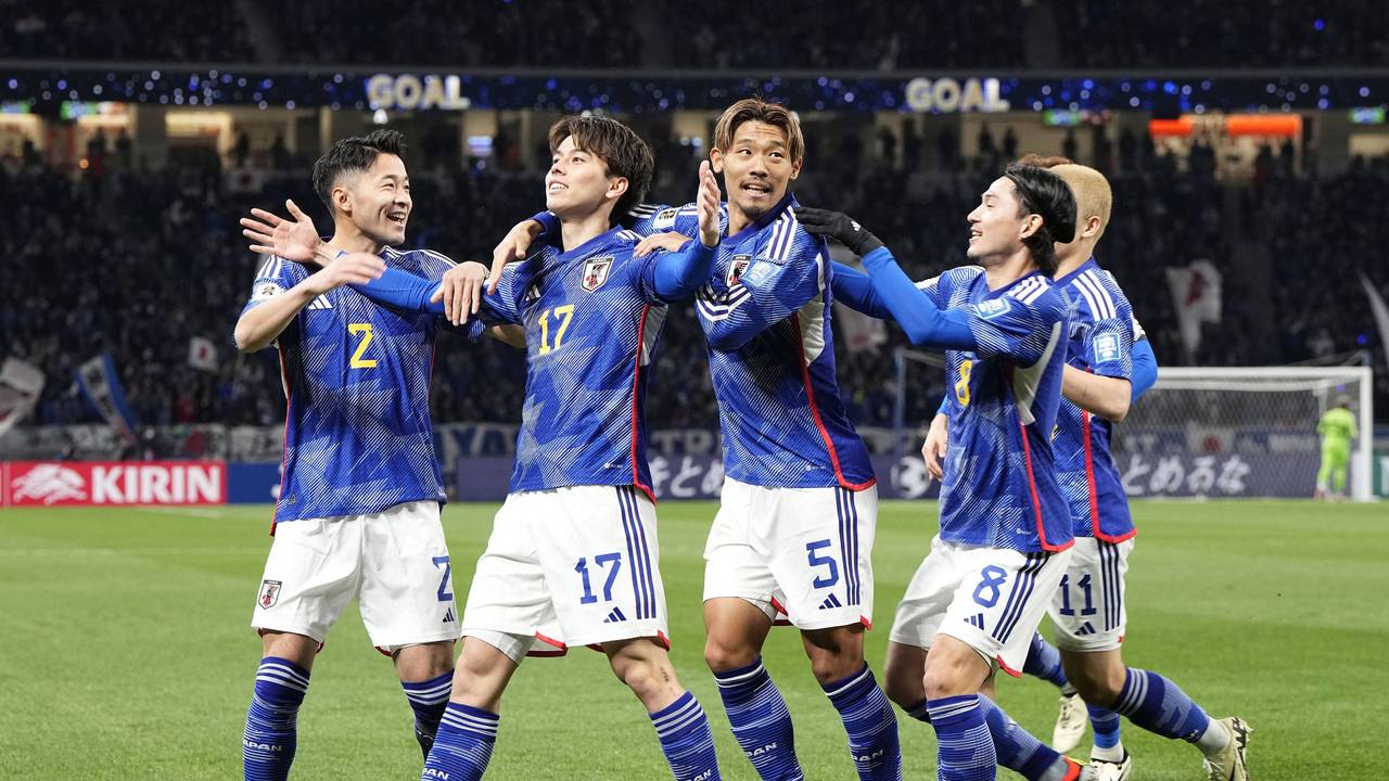 Ao Tanaka und seine Kollegen aus der japanischen Nationalelf jubeln über den Sige.