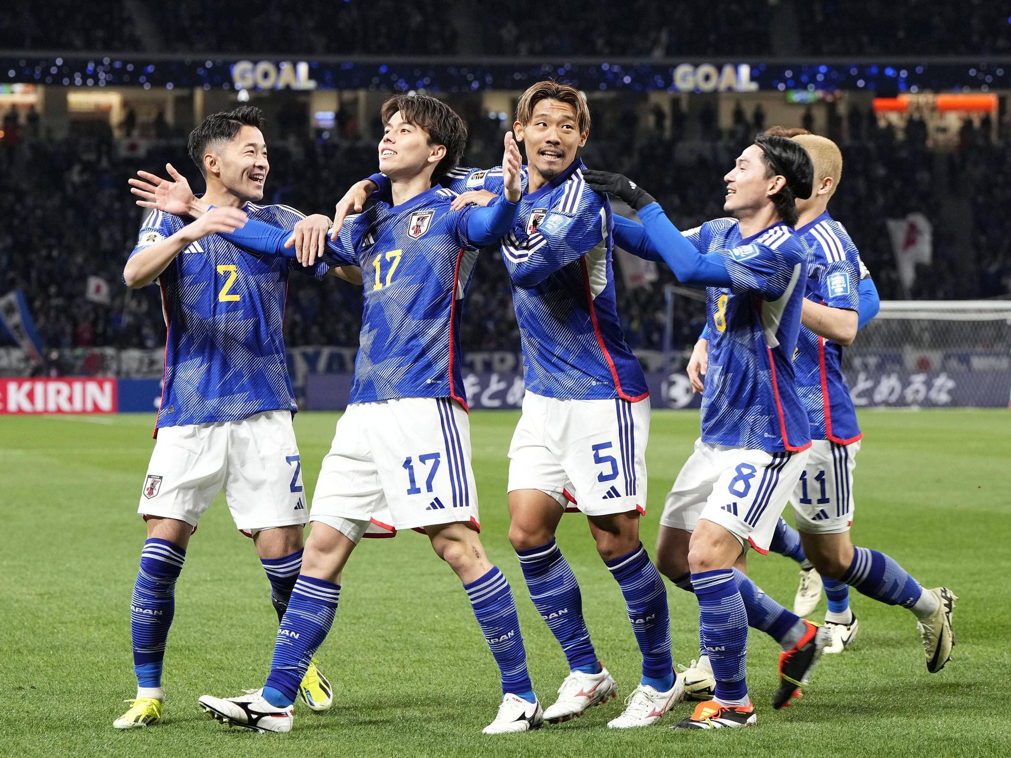 Ao Tanaka und seine Kollegen aus der japanischen Nationalelf jubeln über den Sige.