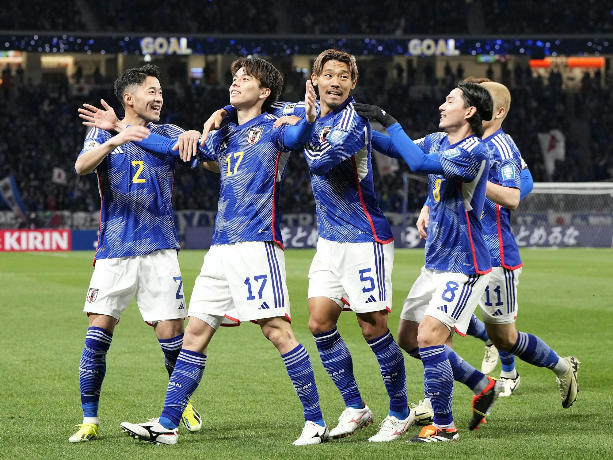 Ao Tanaka und seine Kollegen aus der japanischen Nationalelf jubeln über den Sige.