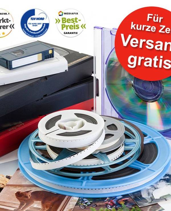 Videokassetten, VHS, MiniDV, Kassetten, Fotos, Tonbänder, Schmalspurfilme liegen auf einem Haufen.
