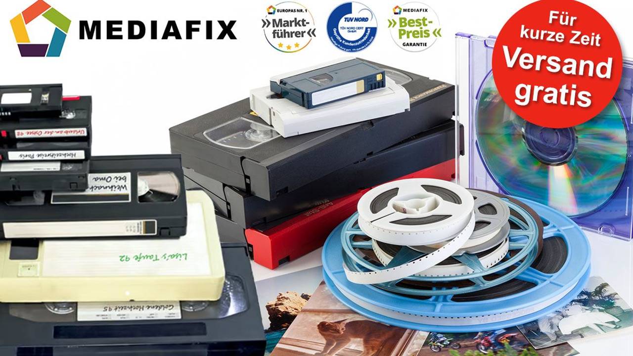 Videokassetten, VHS, MiniDV, Kassetten, Fotos, Tonbänder, Schmalspurfilme liegen auf einem Haufen.