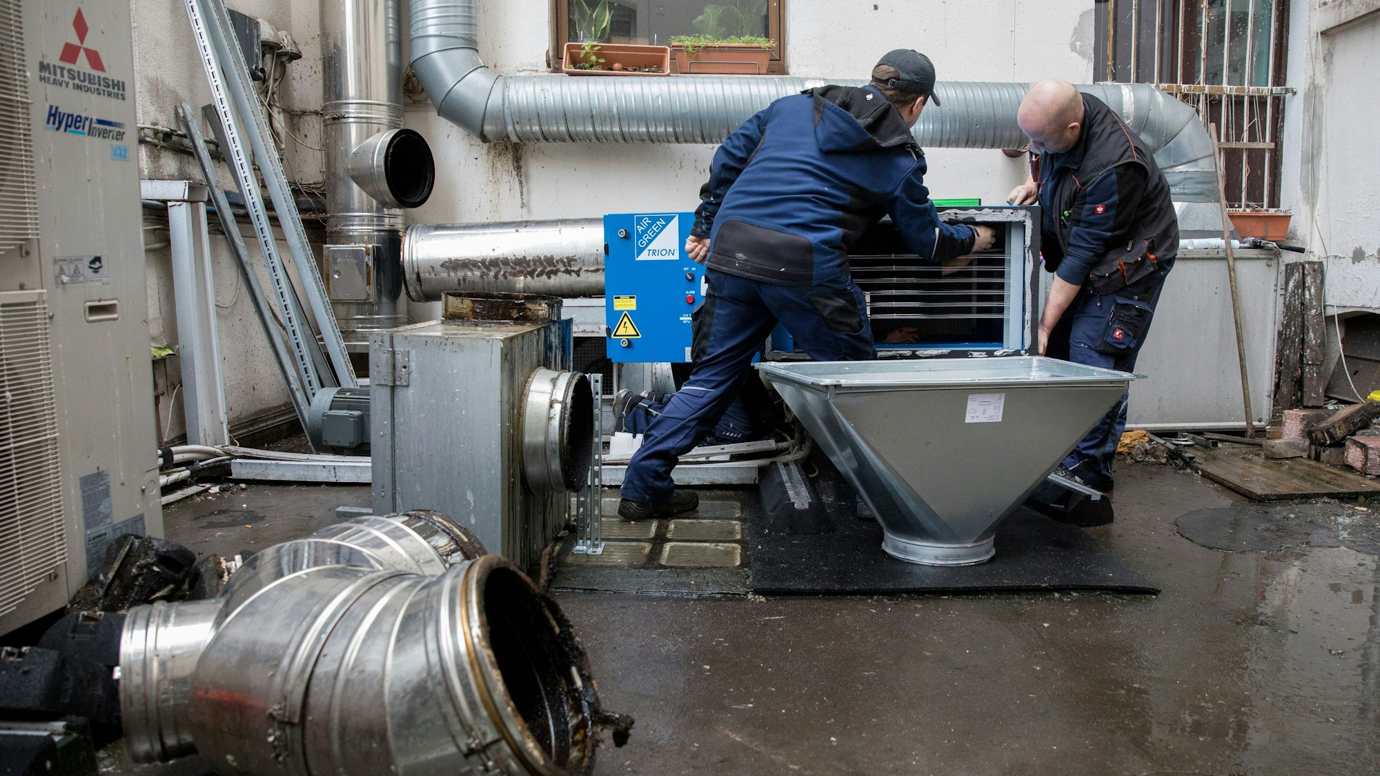 Einbau von Holzkohlefilter am Grillrestaurant „Doy Doy Palast“ in der Weidengasse.