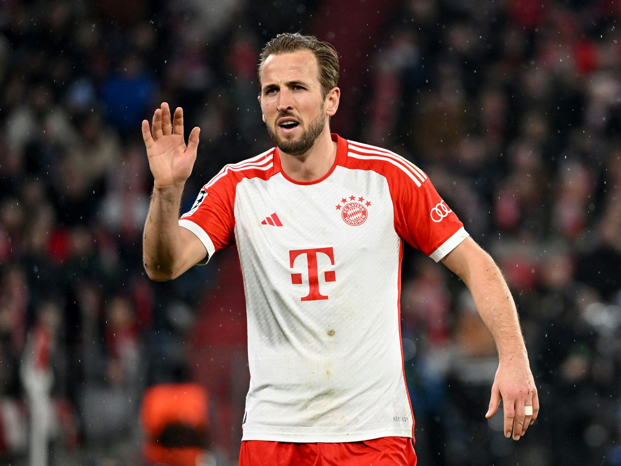 Münchens Harry Kane gestikuliert auf dem Platz.
