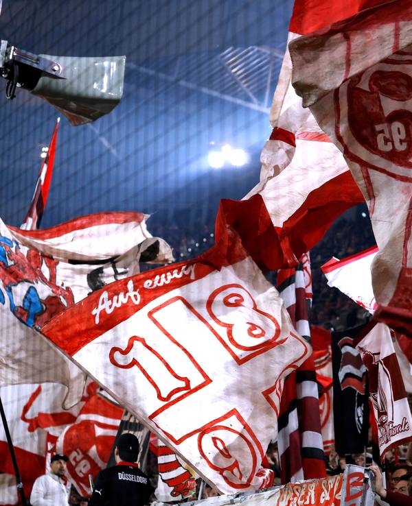 Fans und Flaggen von Fortuna Düsseldorf.