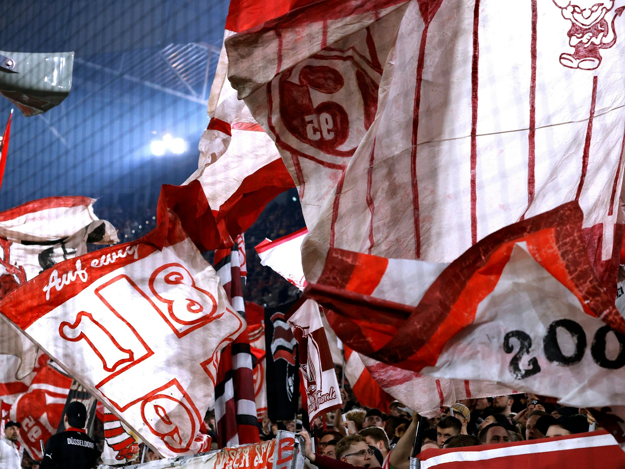 Fans und Flaggen von Fortuna Düsseldorf.