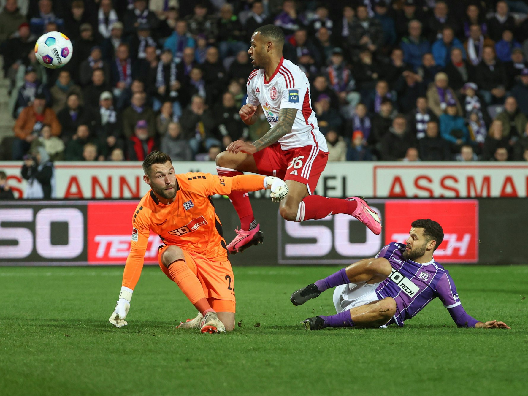 Marlon Mustapha gegen Osnabrück Torwart Philipp Kühn und Dave Gnaase.