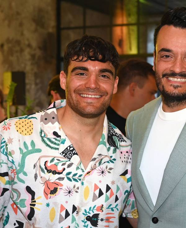Giovanni Zarrella und sein Bruder Stefano Zarrella posieren.