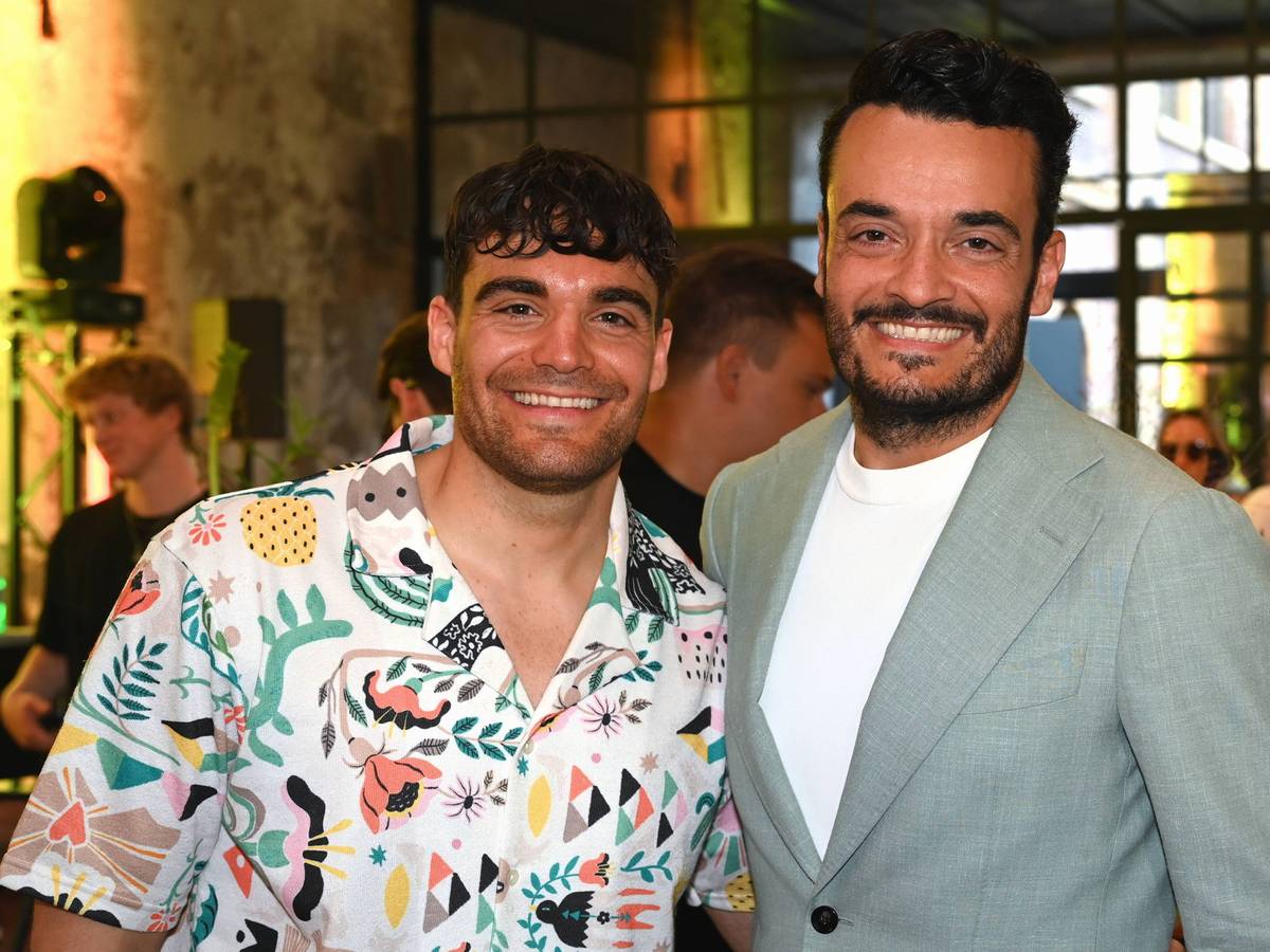 Giovanni Zarrella und sein Bruder Stefano Zarrella posieren.