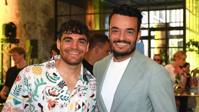 Giovanni Zarrella und sein Bruder Stefano Zarrella posieren.