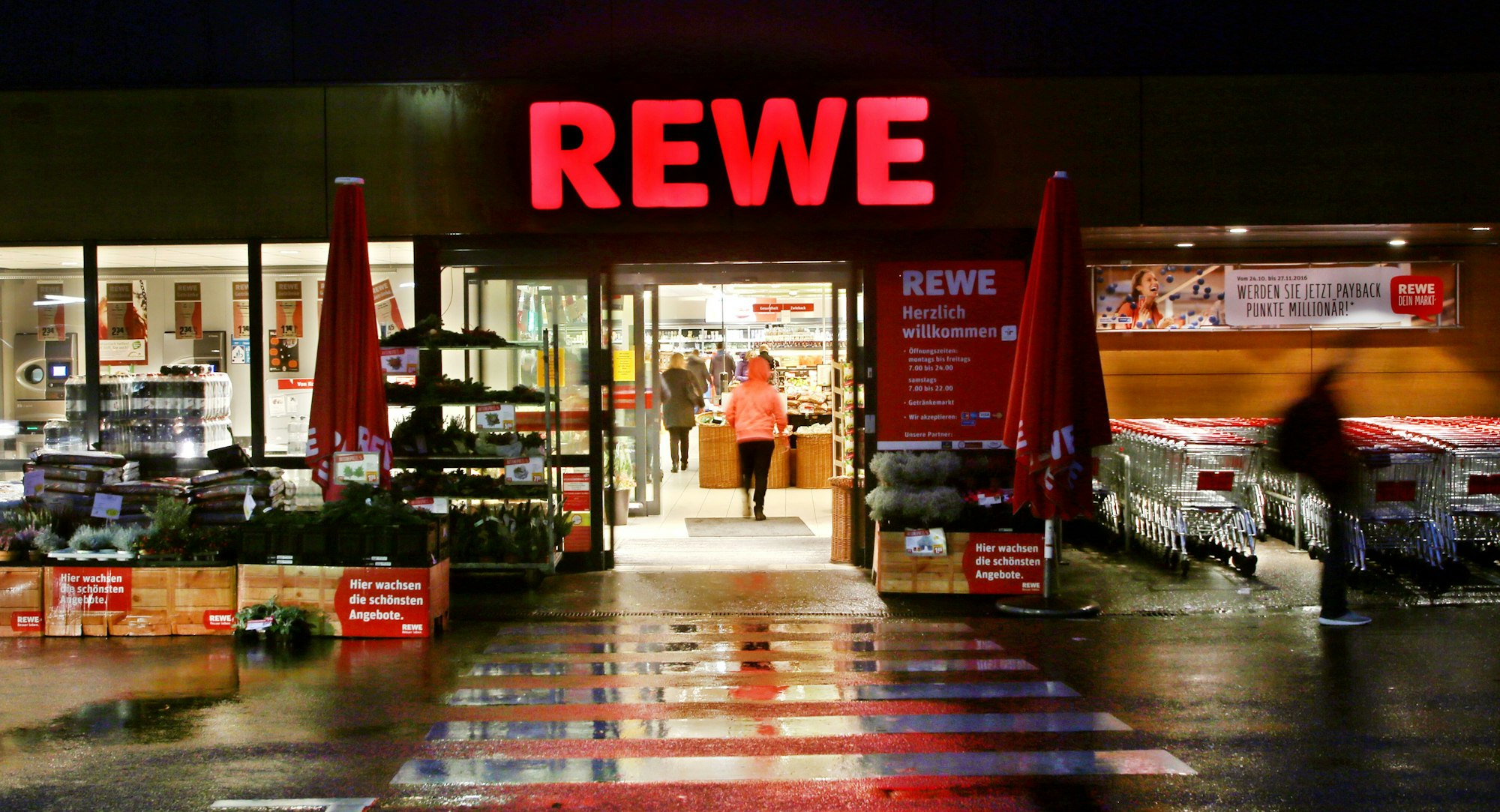 Das Foto zeigt den Eingangsbereich einer Rewe-Filiale am 24. Oktober 2016 in Essen (Nordrhein-Westfalen).
