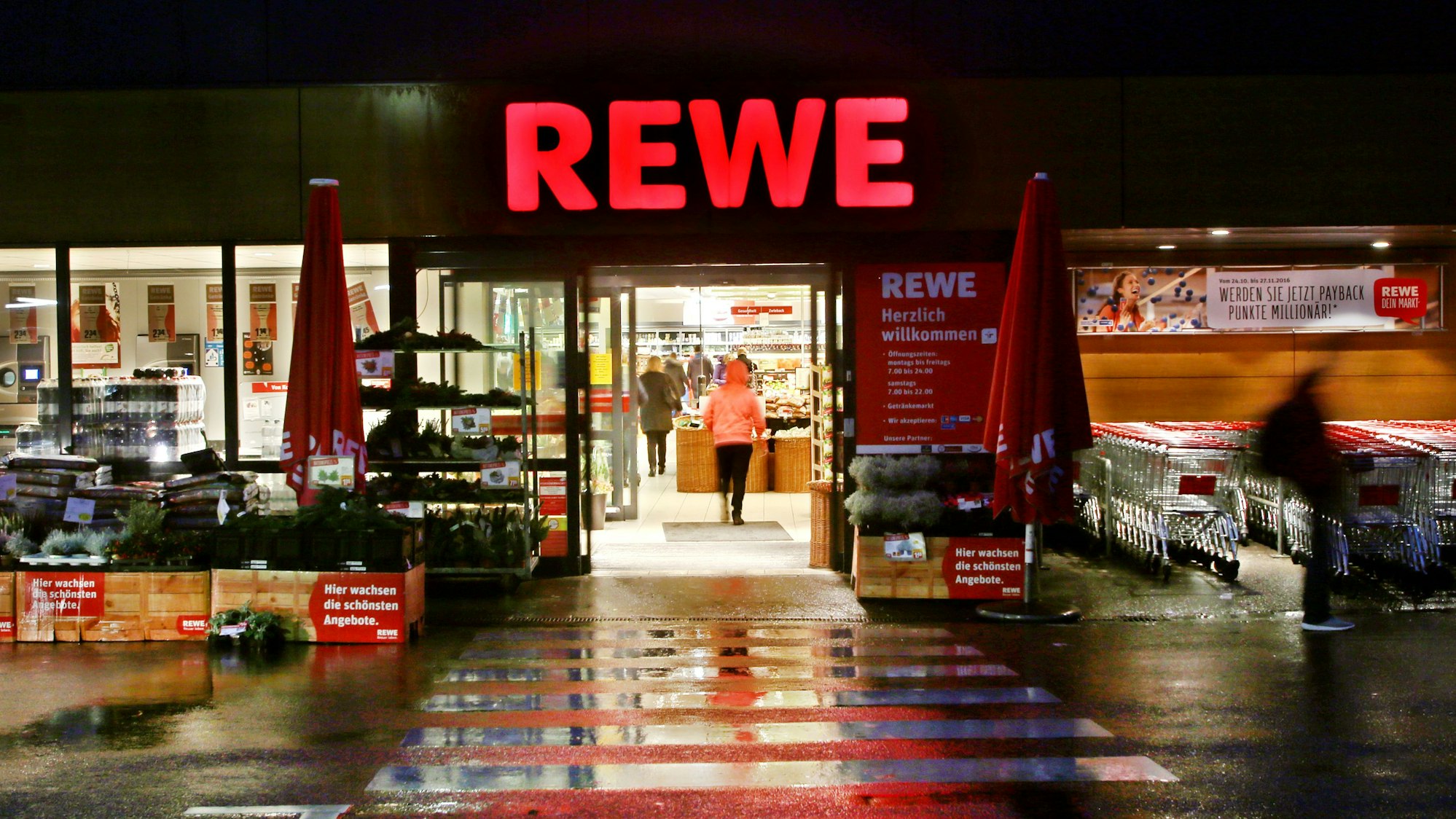 Das Foto zeigt den Eingangsbereich einer Rewe-Filiale am 24. Oktober 2016 in Essen (Nordrhein-Westfalen).