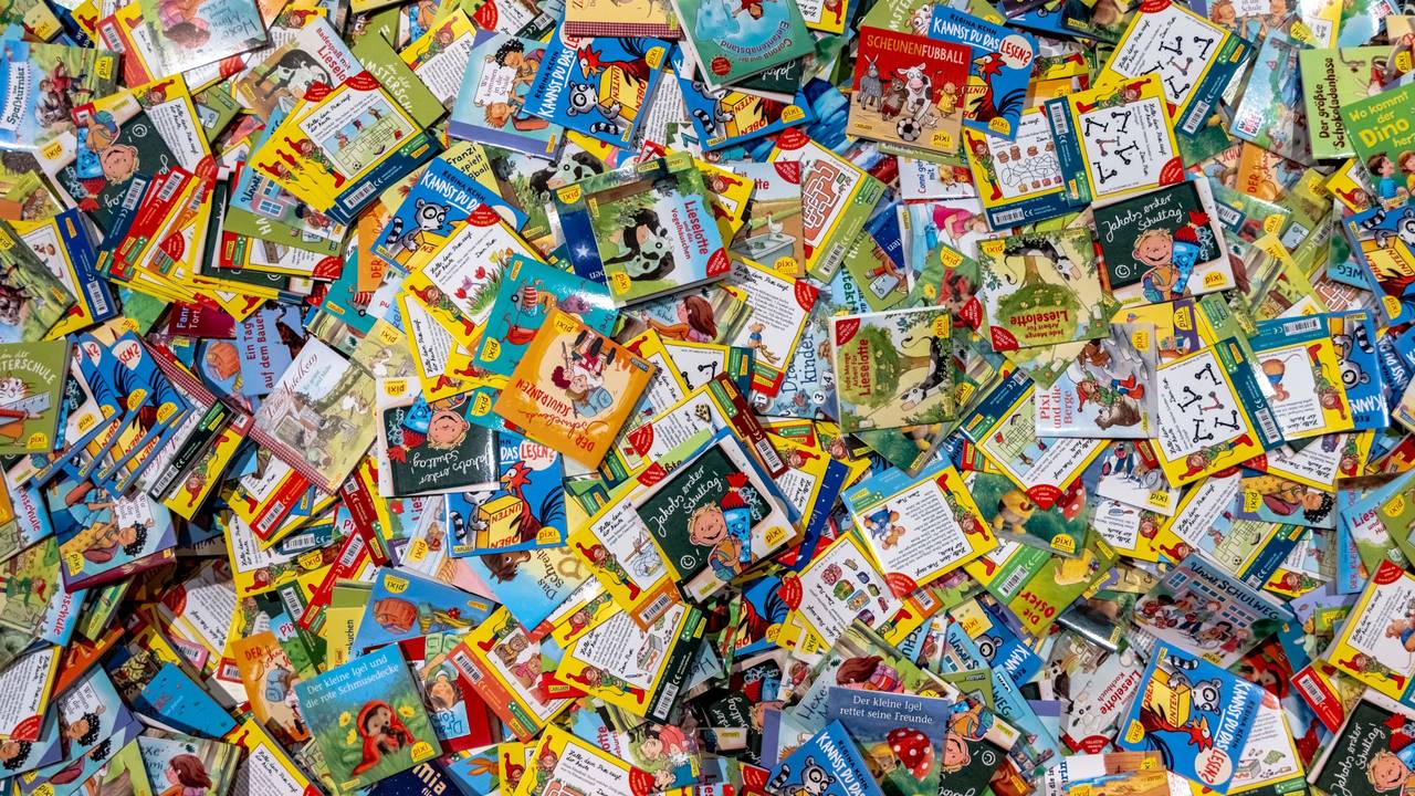 Pixi-Bücher liegen in der Ausstellung „Pixi - die Ausstellung. 70 Jahre kleine Bücher“ im Altonaer Museum.