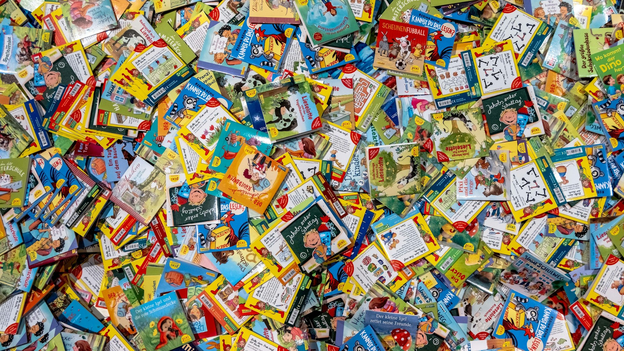 Pixi-Bücher liegen in der Ausstellung „Pixi - die Ausstellung. 70 Jahre kleine Bücher“ im Altonaer Museum.