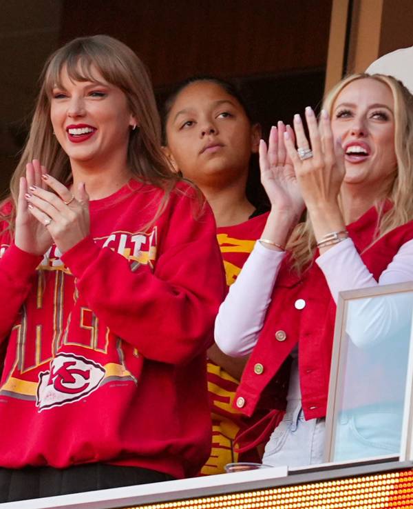 Taylor Swift (l.) und Brittany Mahomes am 22. Oktober 2023 beim NFL-Spiel der Kansas City Chiefs gegen die Los Angeles Chargers auf der Tribüne.