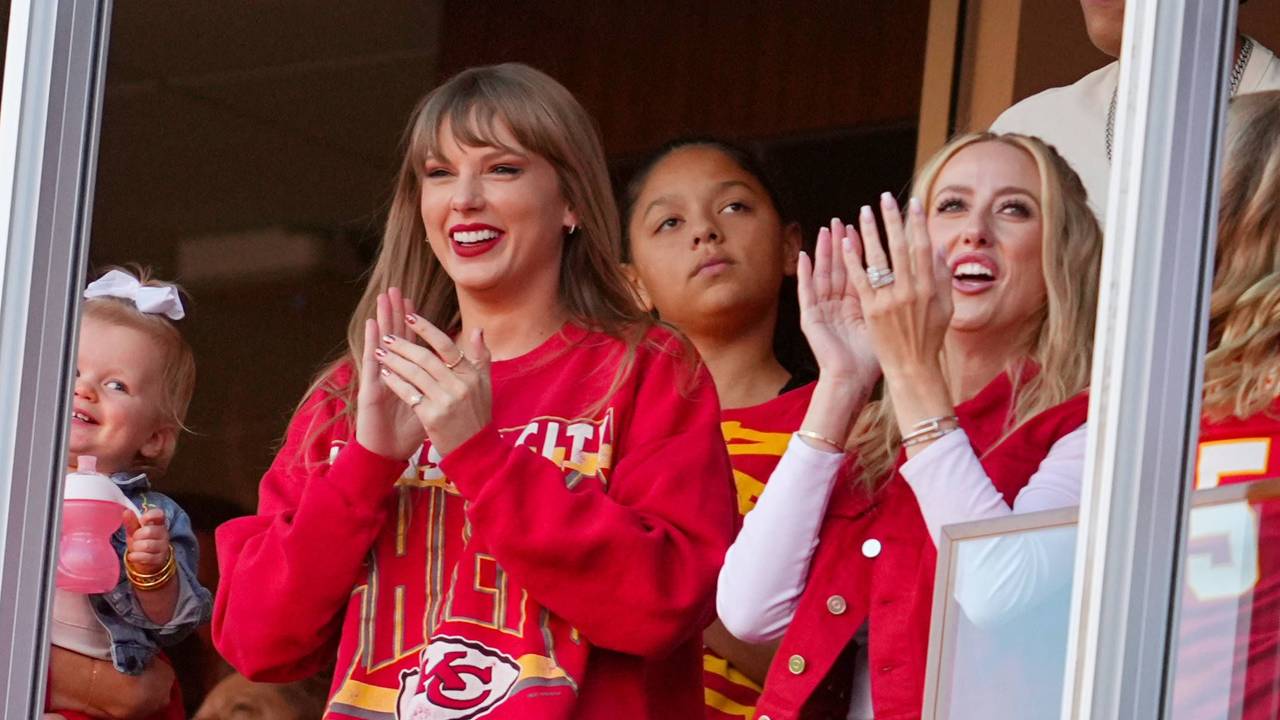 Taylor Swift (l.) und Brittany Mahomes am 22. Oktober 2023 beim NFL-Spiel der Kansas City Chiefs gegen die Los Angeles Chargers auf der Tribüne.