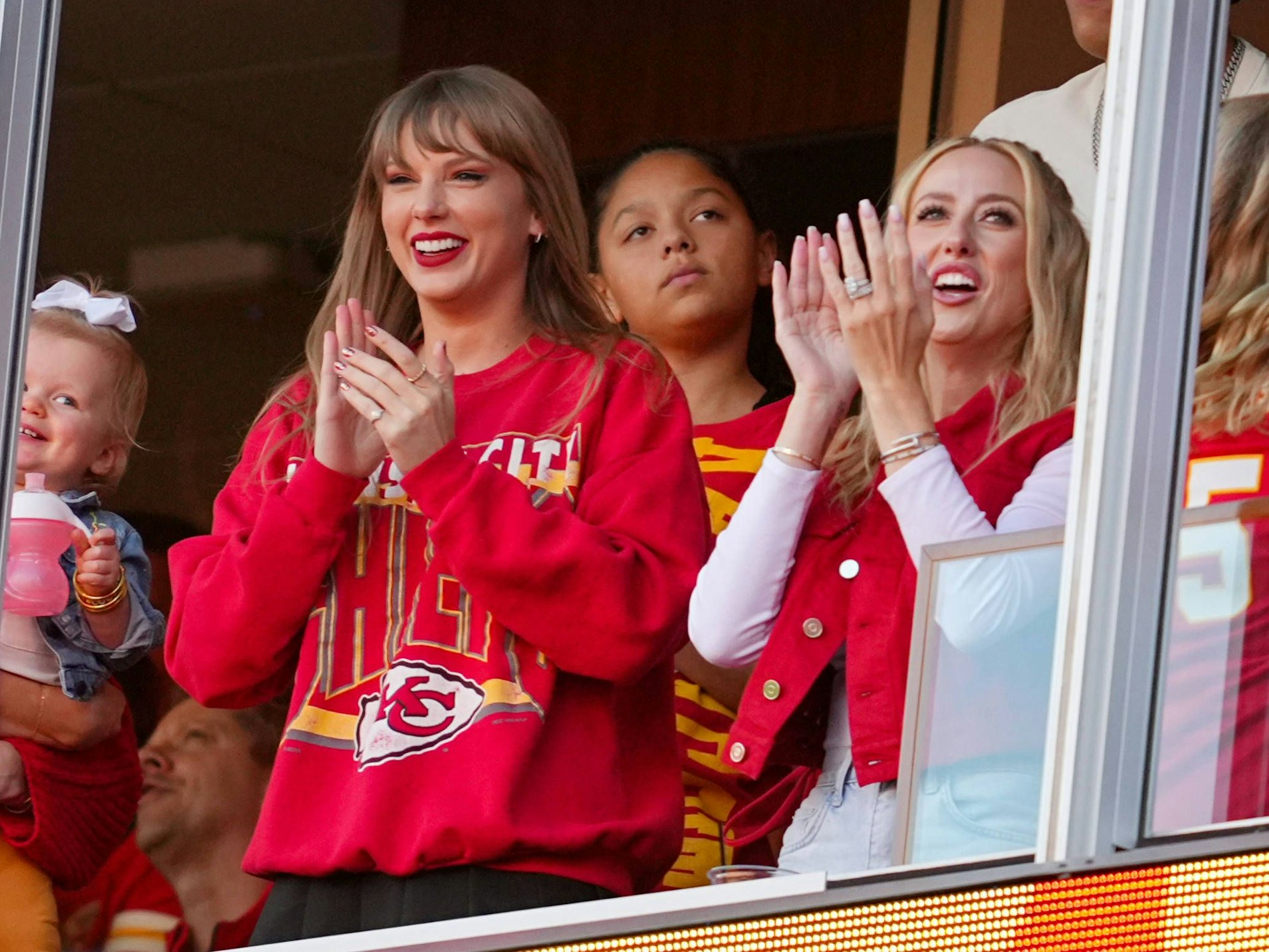 Taylor Swift (l.) und Brittany Mahomes am 22. Oktober 2023 beim NFL-Spiel der Kansas City Chiefs gegen die Los Angeles Chargers auf der Tribüne.